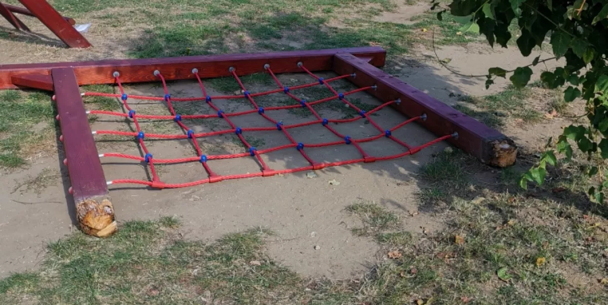 Tragédia Csányban! 6 éves kislányt ölt meg a mászóka!