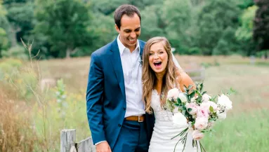 Váratlanul jelent meg a szarvas, a világ legjobb esküvői fotói készültek vele!