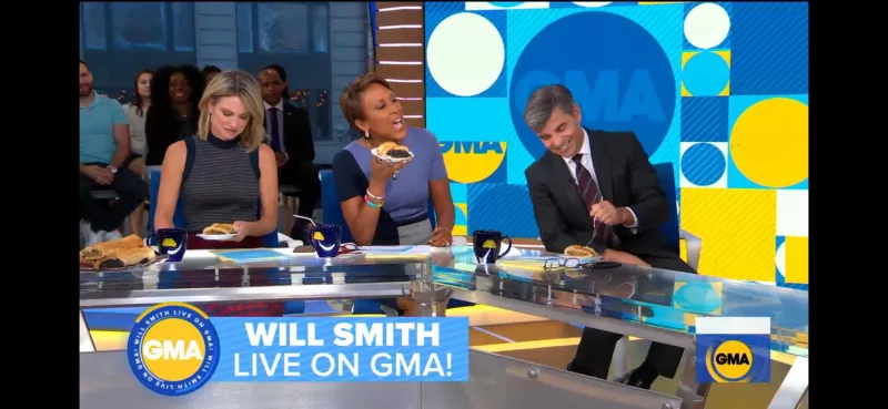 Egy nagy tál rétest. Will Smith egyszerűen beleszeretett a különleges süteményekbe, így repülővel küldött is egy méretes tálcával a műsor vendégeinek és műsorvezetőinek.
