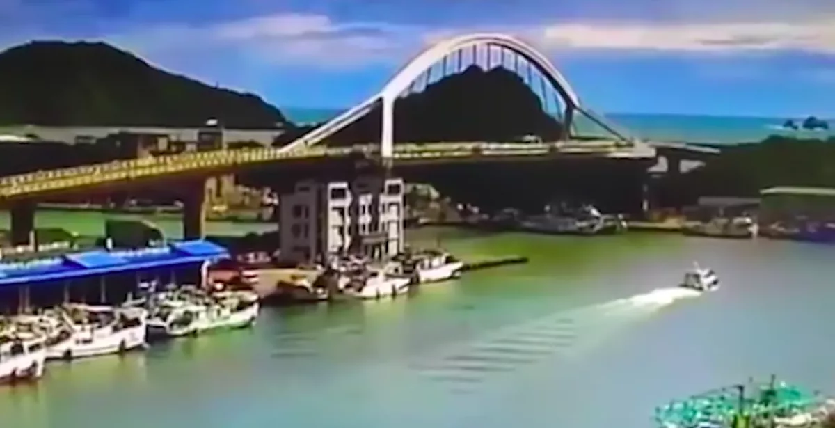 Apokaliptikus videó: összeomlott egy tajvani híd!