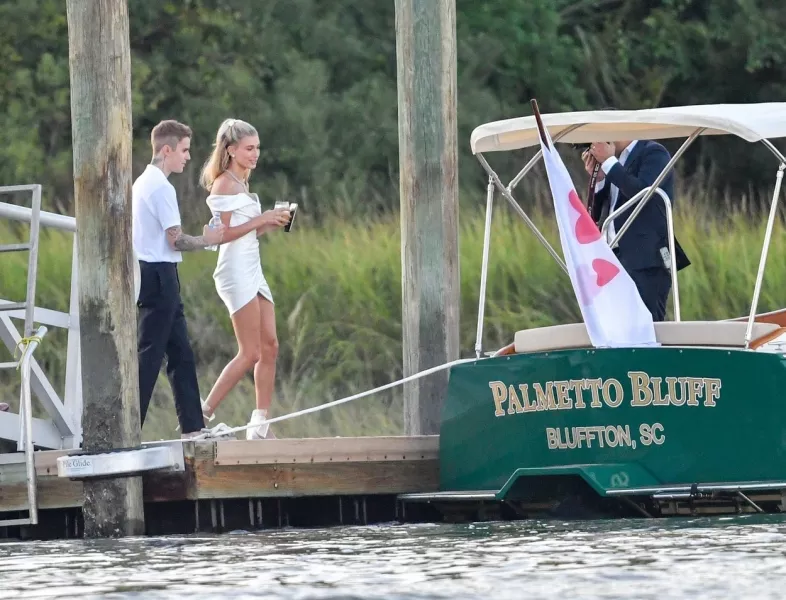 Justin és Hailey tényleg egy egyszerű ruhában érkezett meg a tópartra, ahol már egy csónak várt rájuk.