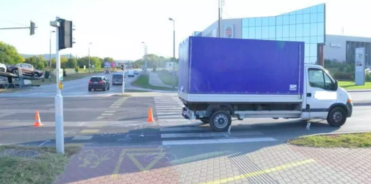 Telefonját nyomkodva lépett a zebrára a 15 éves lány Tatabányán, jött egy kamion - Fotók