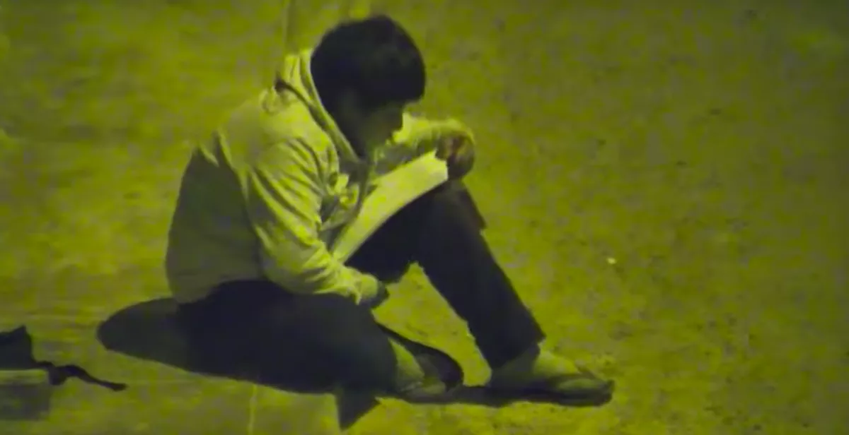 Emlékszel az utcalámpa alatt házi feladatot író kisfiúra? Csoda történt vele! - Videó