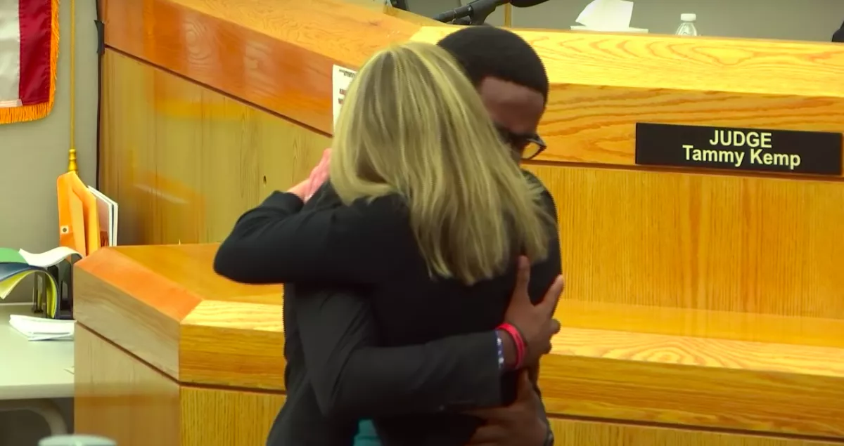 A bíró is elsírta magát: ezért ölelte meg testvére gyilkosát a férfi - Videó