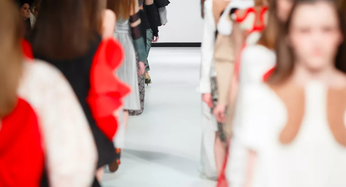 Nem vicc! Ez a ronda lábbeli lesz az ősz nagy divatja! - Fotók