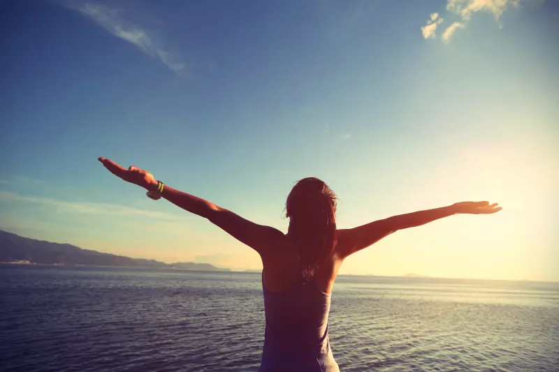 IKREK. Az Ikrek nő meglehetősen szokatlan természet és a vezetési stílusa is az. Ő az első pillanatban nem is igazán tűnik úgy, mintha főnök lenne, mindig jó hangulatot teremt, motivál. De idővel már feltűnhet, hogy mindemellett egyértelműen kijelenti, ha valami nem tetszik neki, vagy valamit másképp szeretne. Alkalmi kitöréseit néhány perc alatt felejti el, így az egyik legkellemesebb alfanőstény az összes közül.