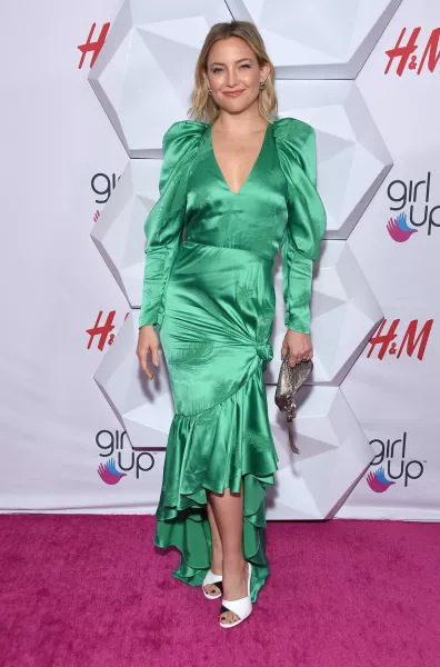 Kate Hudson sosem választ rosszul, ha ruháról és hivatalos programokról van szó: a 40 éves színésznő egy zöld ruhában jelent meg a #GirlHero Awards-on.