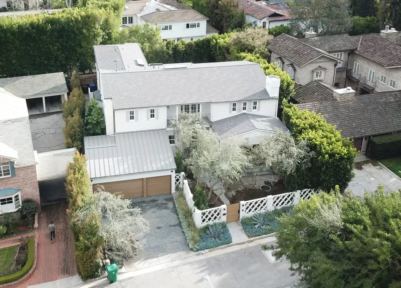 Ez lehet az a Beverly Hills-i ház, amit idén tavasszal vettek Hailey-vel. Akkor két és fél milliárdot fizettek érte. Ki tudja, miért és mennyiért, most akár el is adná.