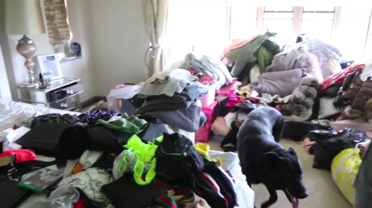 Kutyakölykök, ruhakupacok, madárürülék - döbbenetes videó a modell otthonából!