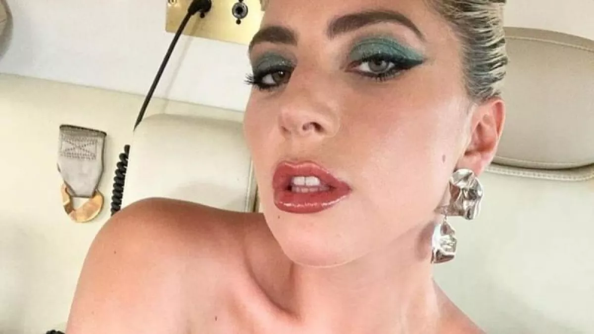Döbbent csend a teremben: koncertjén zuhant le a színpadról Lady Gaga - Videó
