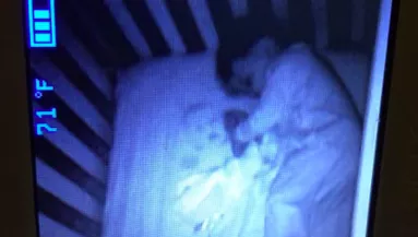 Sokkot kapott az anya: szellembaba bukkant fel a bébimonitoron a kisfia mellett