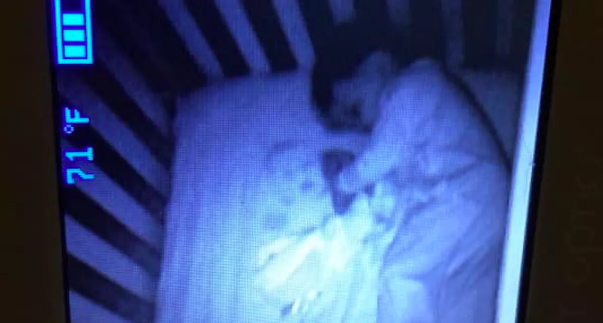 Szellembaba bukkant fel a bébimonitoron a kisfiú mellett - Az apuka hibázott