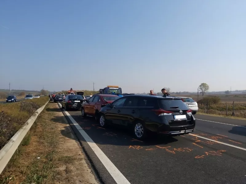 A balesetek szemléje és a műszaki mentés idejére az autópálya érintett szakaszát teljes szélességében lezárták, a forgalmat a bagi lehajtóra terelik.