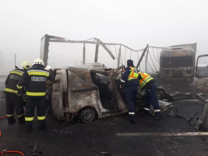 A baleset 2019. október 28-án 2 óra 30 perc körül történt az autópálya 146-os kilométerszelvényében, ahol egy kamion és két személygépkocsi ütközött össze. A balesetben hét ember meghalt. 