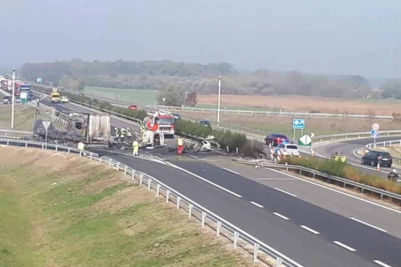 Nem sokkal ezelőtt a rendőrség közölte: a főváros felé megindult a forgalom az M5-ös autópályán Balástyánál, ahol korábban halálos baleset miatt volt mindkét irányban teljes útlezárás.