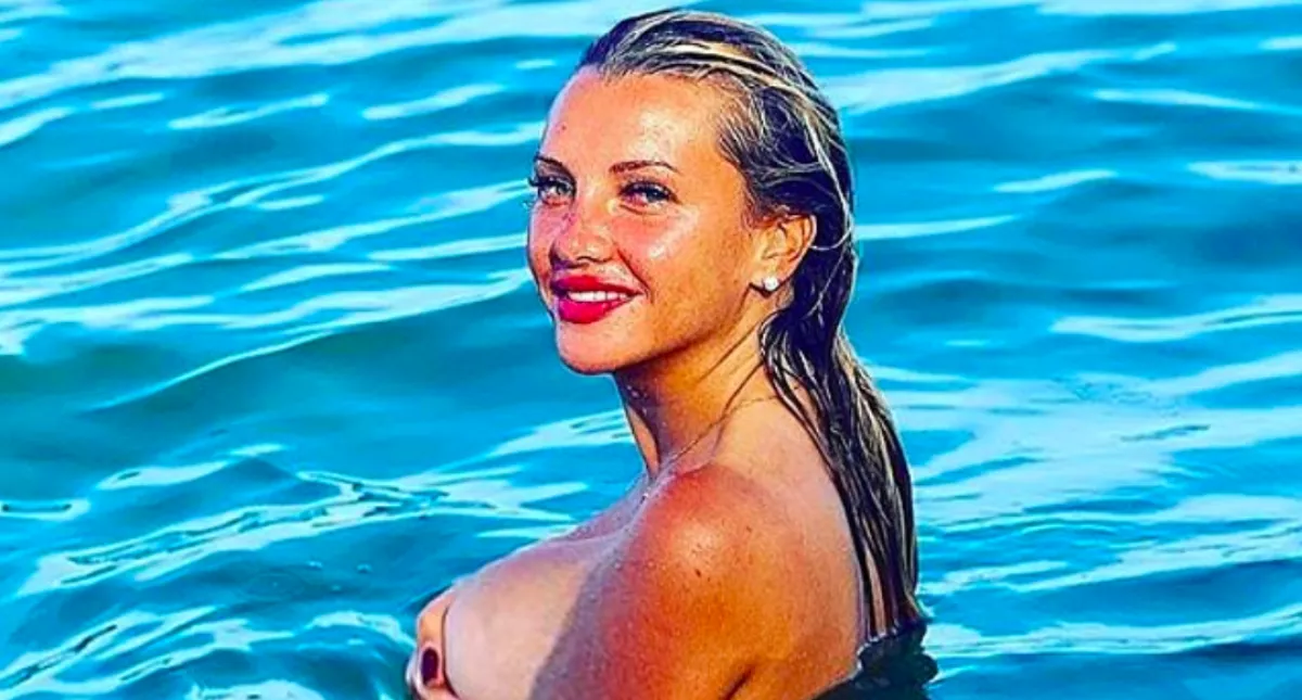 Csak egy szelfit osztott meg Evelyn, a rajongói azonnal kiszúrták a kínos bakit - Fotók