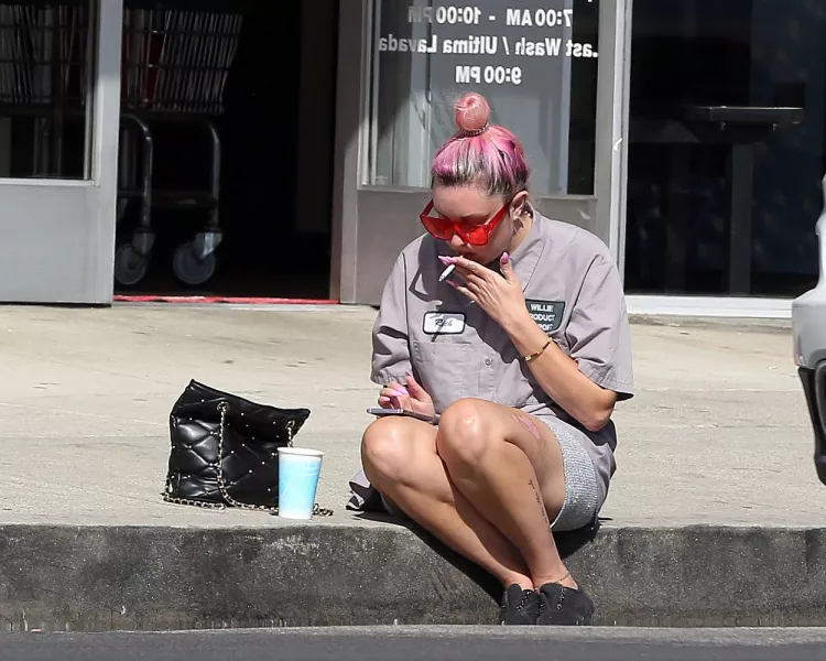 És íme Amanda Bynes a napokban, filterek és szűrők nélkül. A lenőtt haj mellé ezúttal egy méretes cigarettát vitt kiegészítőnek. Egy bolt előtt ücsörögve múlatta az időt és szervezte az életét. 