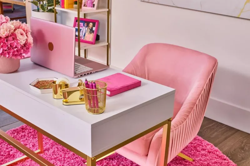 Ez pedig Barbie dolgozószobája és íróasztala. Tényleg, vajon mi az ő foglalkozása?