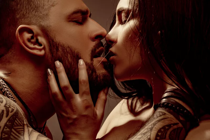 IKREK - VÍZÖNTŐ. Mindkét jegy számára fontos a szabadság és az őszinteség, ráadásul tele vannak kreativitással. Nagyon jól tudnak fejlődni egymás mellett.