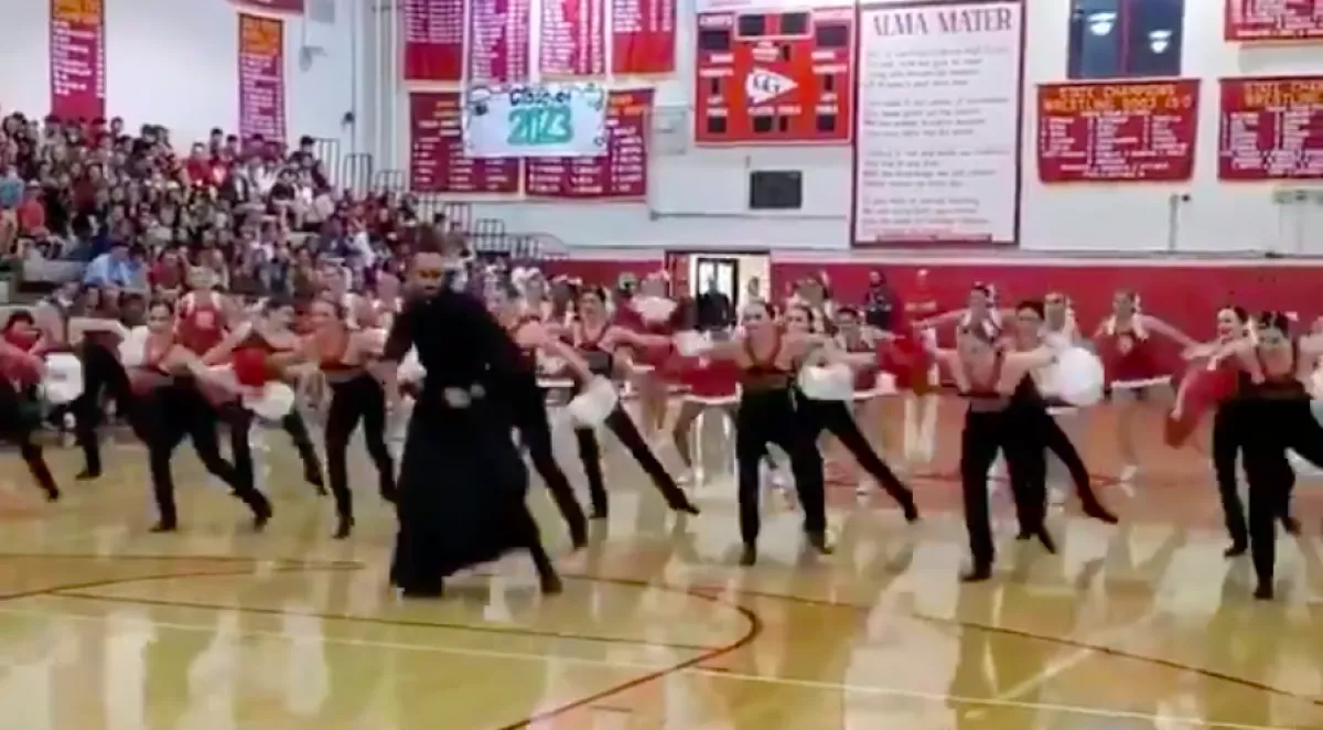 Megőrül az internet a pompomlányokkal táncoló papért! - Videó