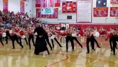 Megőrül az internet a pompomlányokkal táncoló papért! - Videó