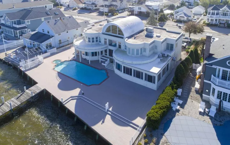Joe Pesci eladásra kínálja vízparti házát Lavallette-ben, New Jersey-ben. Az ingatlan ára 6.5 millió dollár - tette közzé ma egy hírügynökség.