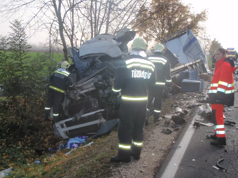 2019. november 11-én 9 óra körül halálos kimenetelű közlekedési baleset történt a 42-es számú főúton, Biharkeresztes és Mezőpeterd között. A balesetben a lengyel sofőr, valamint az 57 éves másik járművezető is olyan súlyos sérüléseket szenvedtek, hogy a helyszínen életüket vesztették.