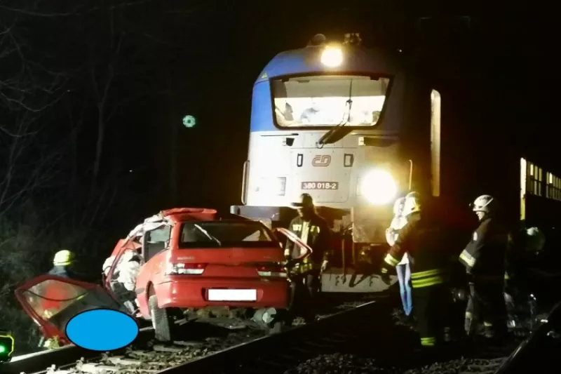 Egy személyautó a vasúti sínekre hajtott Vácnál, a benne ülő két ember a helyszínen életét vesztette, amikor a gyorsvonat elgázolta a járművet.