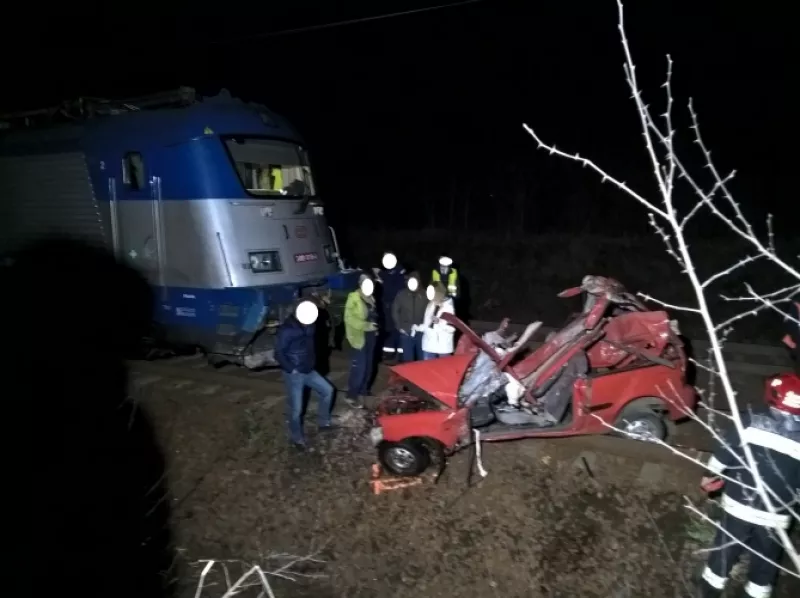 Egy személyautó a vasúti sínekre hajtott Vácnál, a benne ülő két ember a helyszínen életét vesztette, amikor a gyorsvonat elgázolta a járművet.