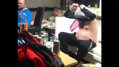 Csak a pulcsiját akarta felvenni ez a másnapos férfi, világsztár lett! - Videó