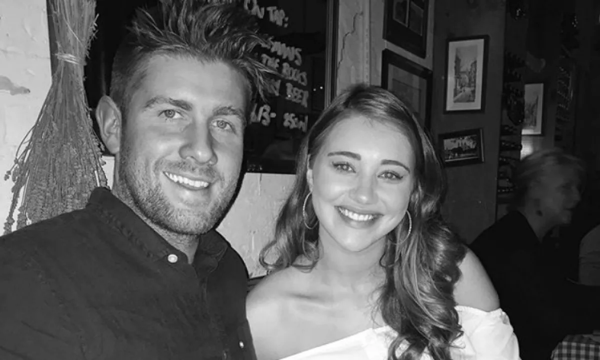 23 éves szerelme keserves sírására rohant be a srác a fürdőbe, nem hiszed el, mi történt - Fotók