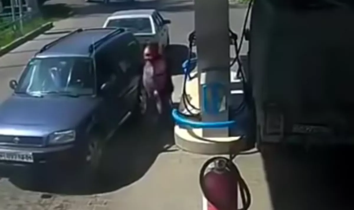 Az év lúzere! Öngyújtóval nézte meg, tele-e a tank! - Videó