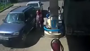 Az év lúzere! Öngyújtóval nézte meg, tele-e a tank! - Videó