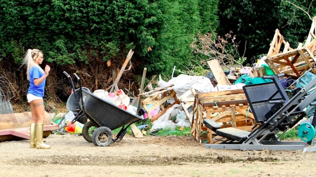 Csődbe ment, otthona egy romhalmaz: Karácsonyra az utcára kerülhet a modell! - Fotók