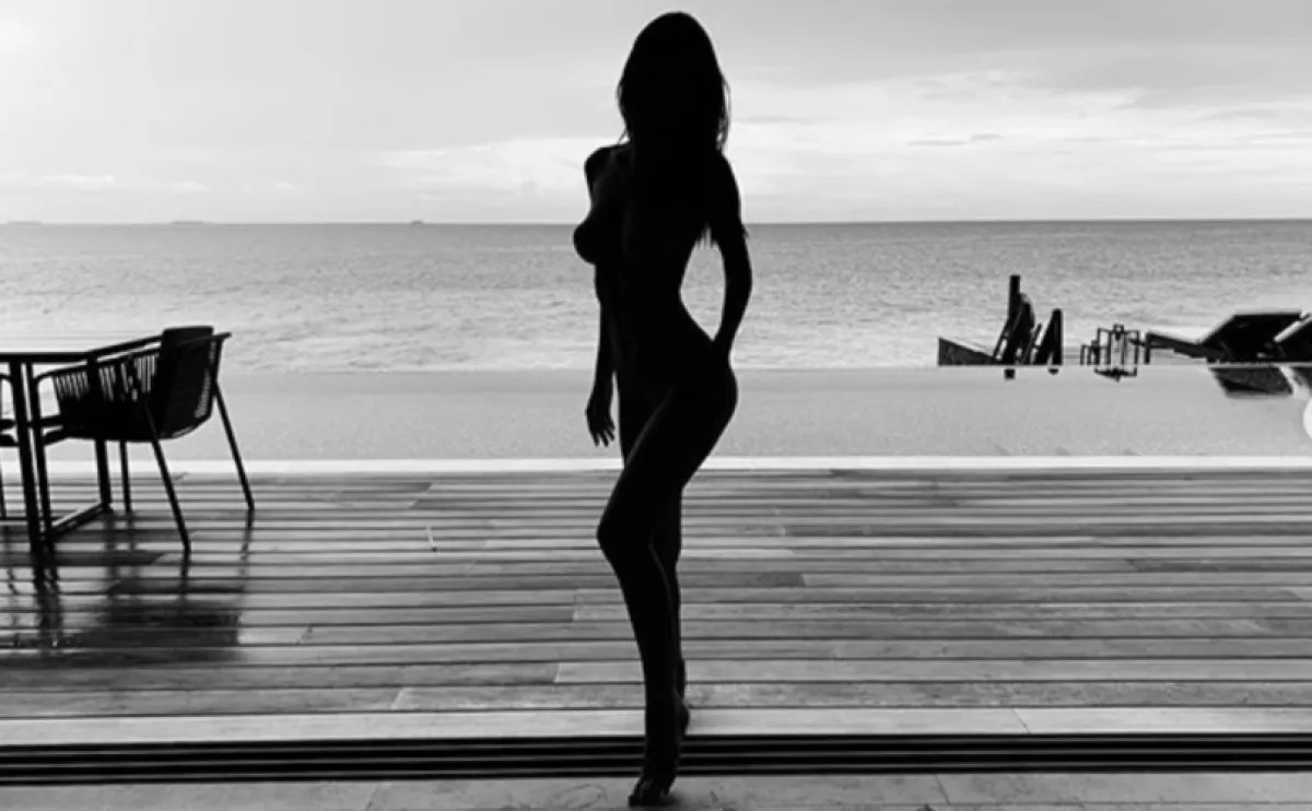 Tippelj! Melyik sztár meztelenkedik ezen a képen? - Fotók