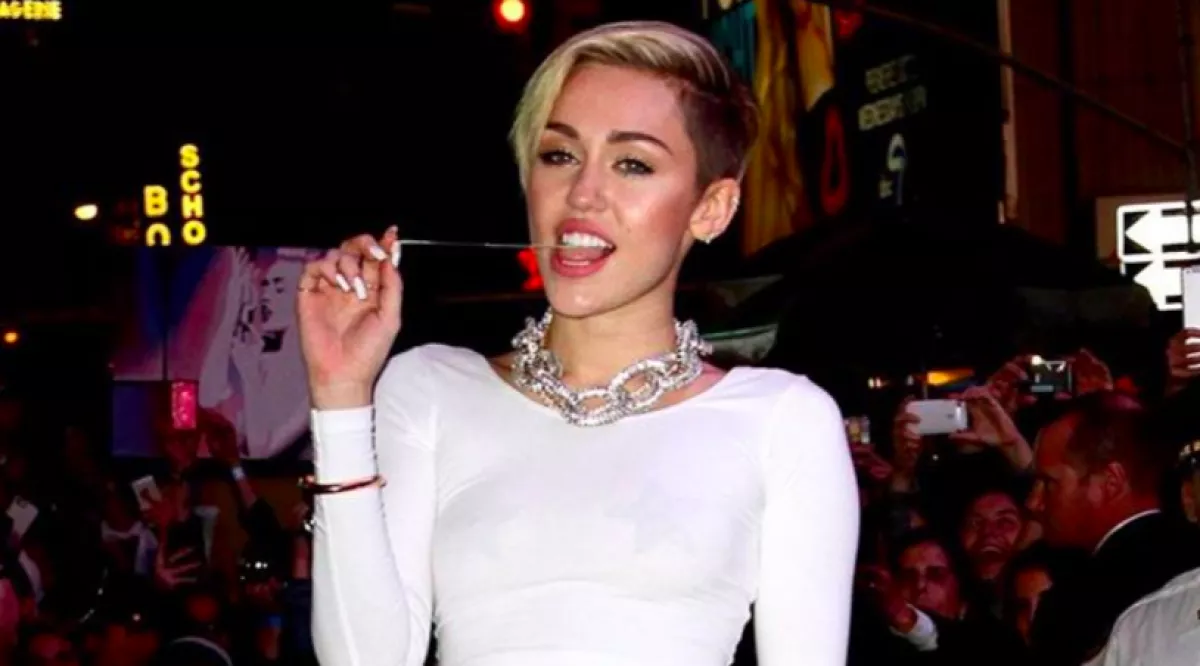 Fodrászbaleset! Hínárhajat vágott az anyja Miley Cyrus-nak! - Fotók