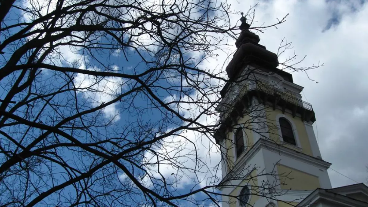 Szörnyű tragédia Magyarbánhegyesen: Ákos atya kizuhant a templomtoronyból!