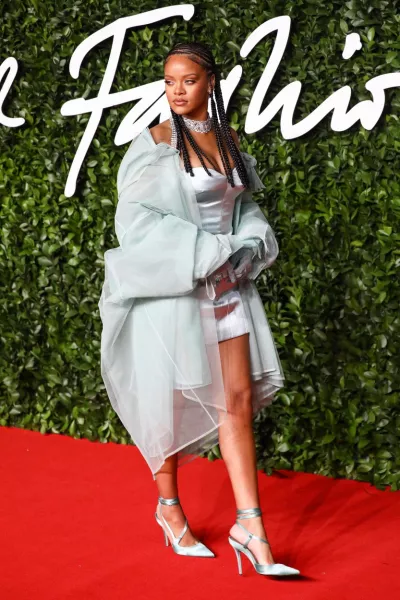 Rihanna sem szomorkodhatott ezen az etén: egyrészt a ruhája nagy sikert aratott, másrészt saját márkája, a Fenty is bezsebelt egy elismerést.