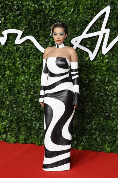 Zebra - a leginkább ez a kifejezés jelenik meg Rita Ora ruhája kapcsán. Ráadásul kommentelők azt is hozzáteszik, hogy a ruha nem is túl előnyös, hiszen a jó alakú énekesnőt kövéríti is. 