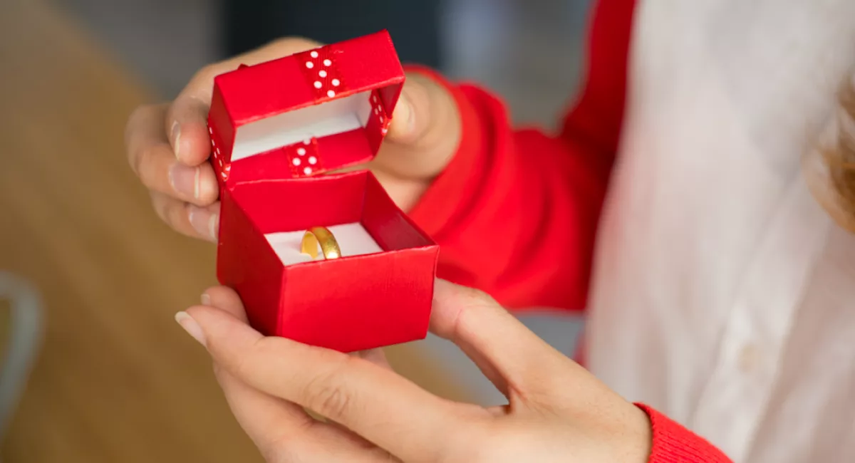 Íme a 4 csillagjegy, akire eljegyzés várhat Karácsonykor!