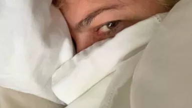 Szőke volt - Ősz haja nőtt a gyógyíthatatlan beteg színésznőnek! - Fotók