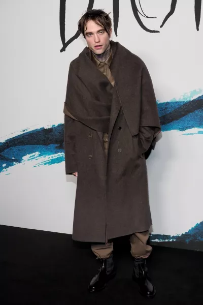 Robert Pattinson - januárban a párizsi divathéten jelent meg hajléktalanként. Győzött vele!