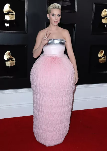 Szinte egyidőben ezzel Katy Perry is bedobta a saját szettjét, ő a Grammy-díjátadóra ment el ebben a lámpabúrában. De ez még semmi!