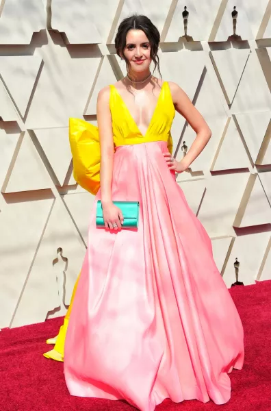A 24 éve Laura Marano színésznőként egyelőre nem sokat, az Oscar-gálán viselt ruhájával viszont sokat tett azért, hogy mi is megismerjük a nevét. Igazából a sárga-rózsaszín-zöld kombináció valóban bátor.