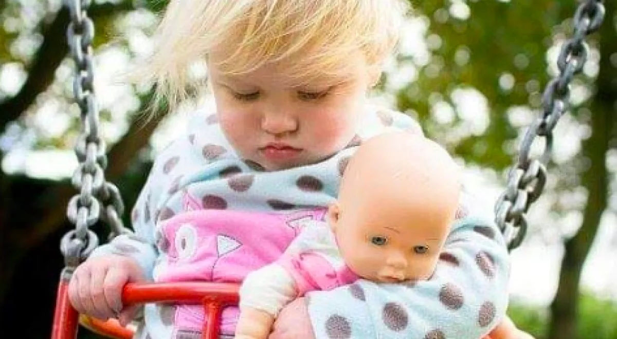 Lefotózta alvó lányát az apa, a fotó alapján szörnyű dologra derült fény