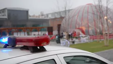 Rendőrök lepték el a MikulásGyárat! - Videó