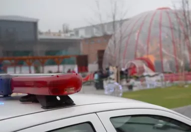 Rendőrök lepték el a MikulásGyárat! - Videó