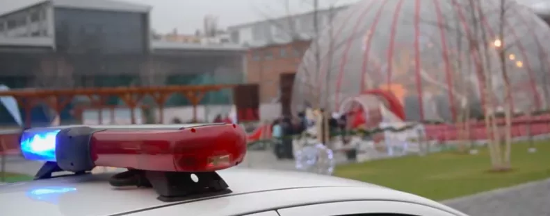 Rendőrök lepték el a MikulásGyárat! - Videó