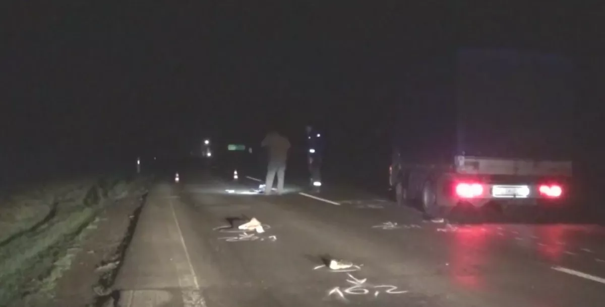 Terhes nőt gázolt el egy kisteherautó a sötétben! - Videó