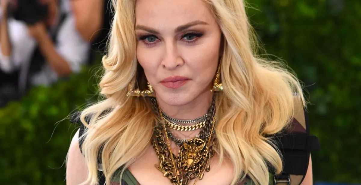 Lebuktak! Madonna ezzel a 35 évvel fiatalabb fiúval jött össze - Fotók